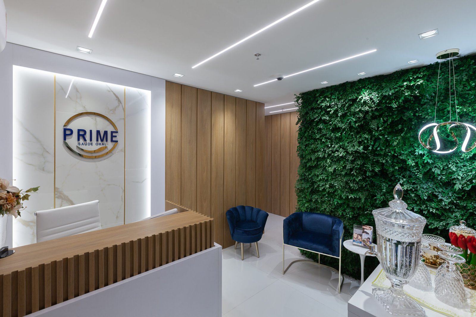 Recepção moderna e sofisticada da clínica Prime Saúde Oral em Alphaville
