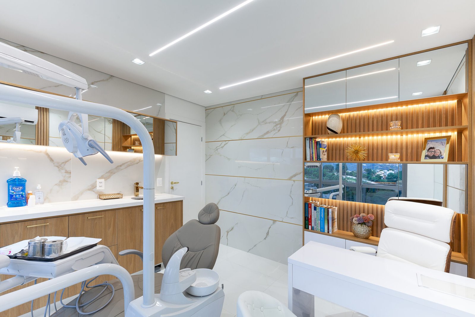 Dentista atendendo paciente em clínica moderna da Prime Saúde Oral em Alphaville