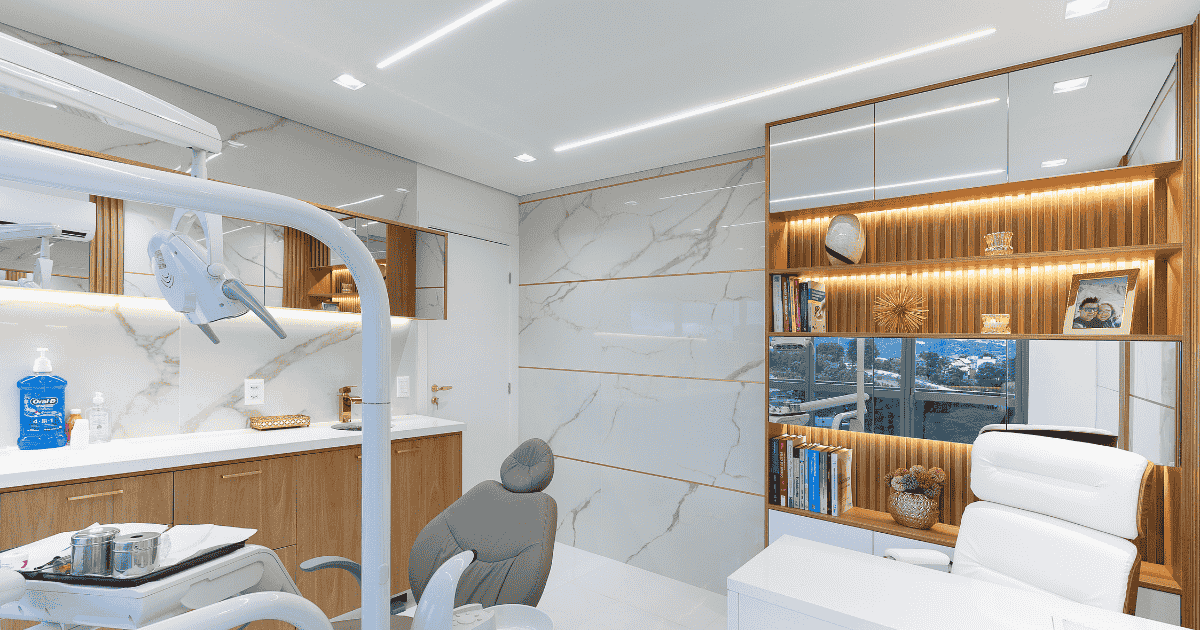 Interior do consultório odontológico Prime Saúde Oral em Alphaville, mostrando a estrutura moderna e tecnológica utilizada pela Dra. Vanessa Nani para o planejamento de implantes.