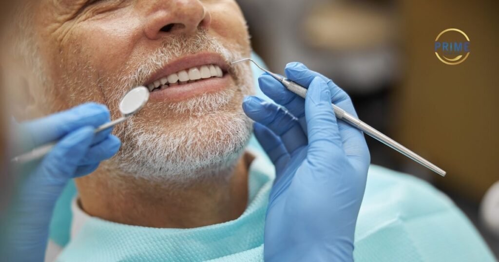 Homem maduro sorrindo durante consulta odontológica com a Dra. Vanessa Nani na Prime Saúde Oral, demonstrando o sucesso de um tratamento de implante.