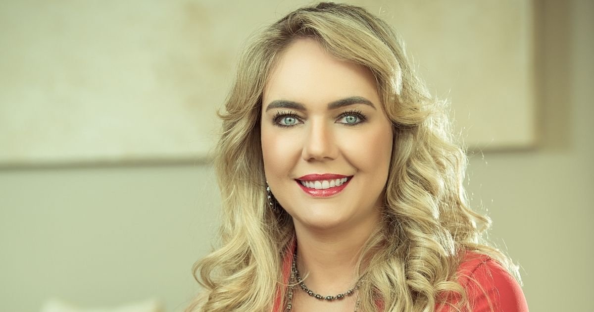 Dra. Vanessa Nani, especialista em estética dental e lentes de contato dental na Prime Saúde Oral em Alphaville, sorrindo.