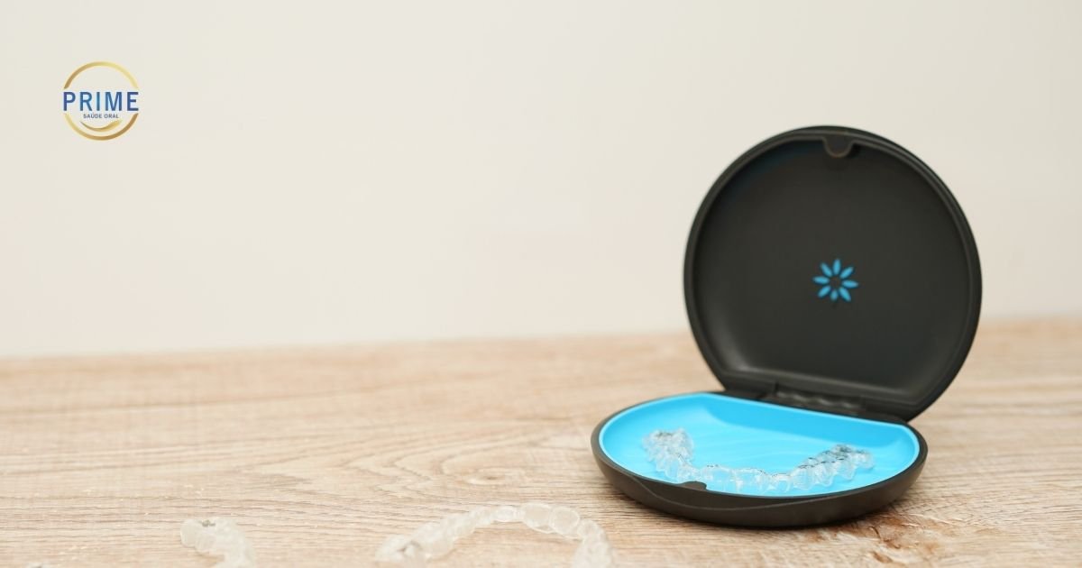 Estojo oficial preto e azul da Invisalign com alinhadores sobre uma mesa de madeira, ilustrando o cuidado diário durante o tratamento.