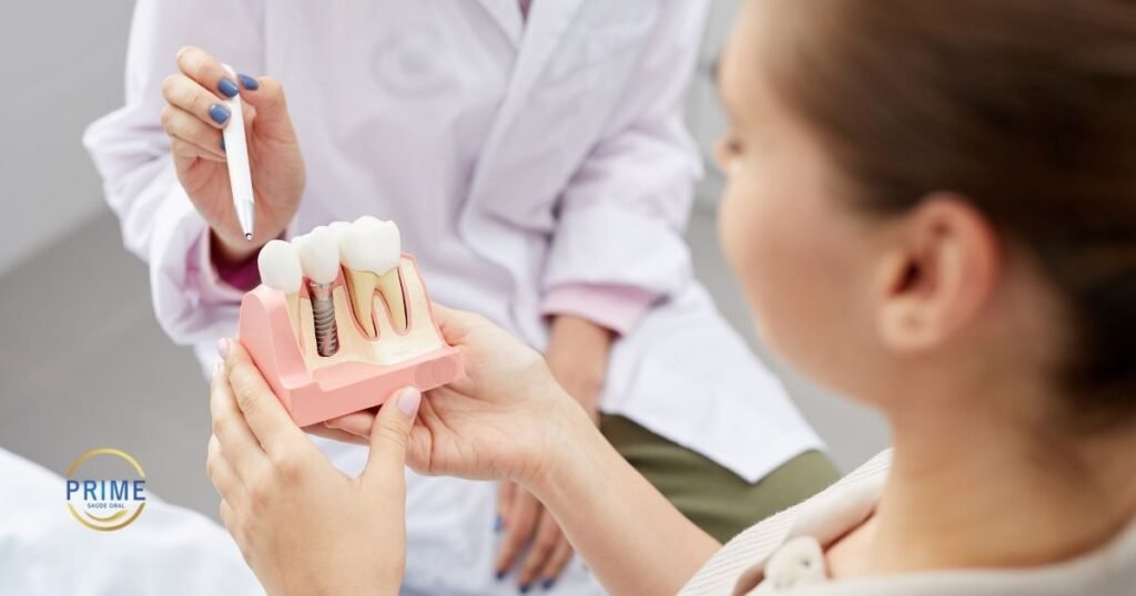 Modelo anatômico comparativo na Prime Saúde Oral Alphaville, mostrando a diferença entre dentes naturais e o implante dentário.