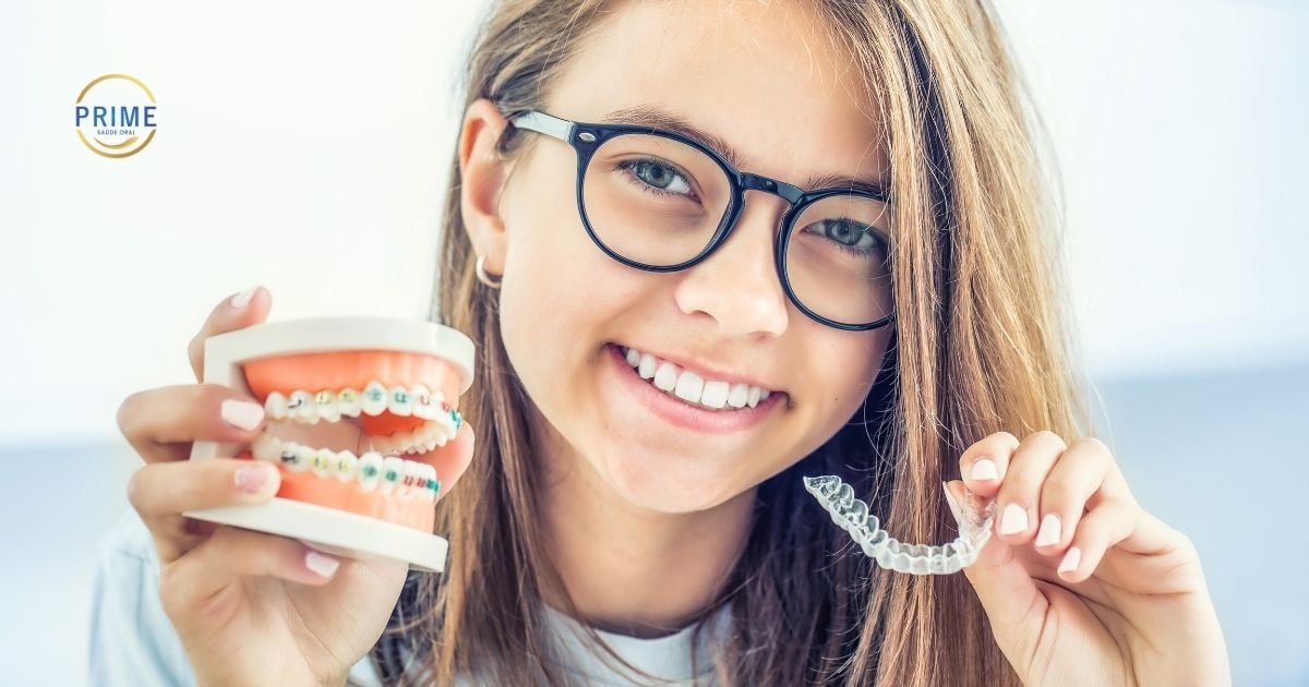 Moça jovem de óculos sorrindo, segurando um modelo de arcada com aparelho metálico colorido em uma mão e um alinhador transparente Invisalign na outra.