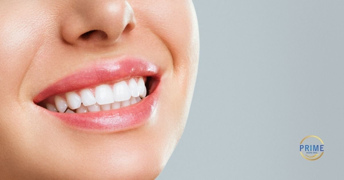 Dra. Vanessa Nani sorrindo ao lado de uma paciente na recepção da clínica Prime Saúde Oral.