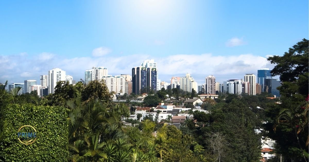 Vista do lago de Alphaville emoldurado por vegetação nativa e prédios modernos ao fundo, com logo da Prime Saúde Oral