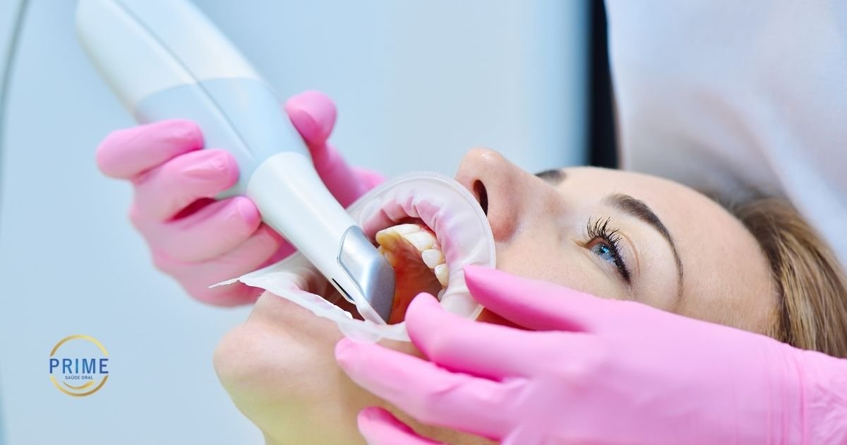 Dentista com máscara rosa realizando escaneamento intraoral em paciente enquanto monitor exibe modelo 3D colorido da arcada dentária em tempo real, com logo da Prime Saúde Oral