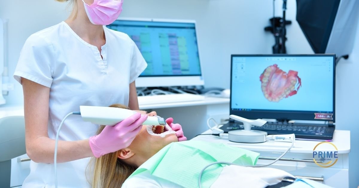 Dentista com luvas rosas utilizando scanner intraoral 3D em paciente jovem reclinada na cadeira odontológica, com logo da Prime Saúde Oral
