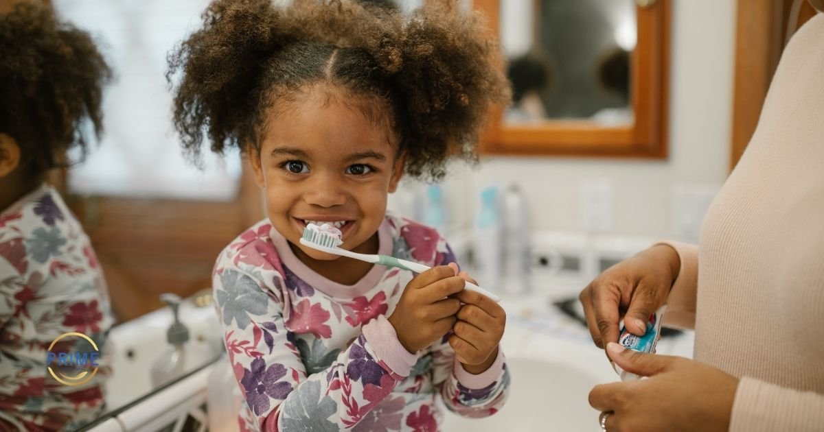 Criança escovando os dentes com auxílio do responsável