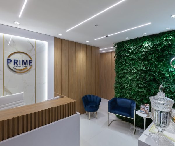 Recepção moderna e sofisticada da clínica Prime Saúde Oral em Alphaville