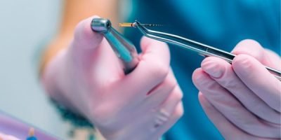 Dra. Vanessa Nani realizando tratamento endodôntico digital