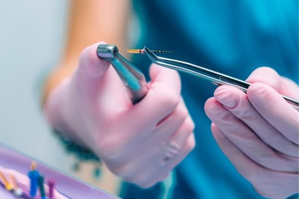 Dra. Vanessa Nani realizando tratamento endodôntico digital